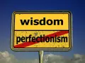 Znak drogowy z napisem "wisdom" na górze i przekreślonym "perfectionism" na dole. Symbolizuje odrzucenie perfekcjonizmu na rzecz mądrości.
