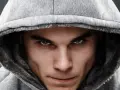 Ostre spojrzenie, mroczna aura. W jego oczach czai się psychopatia, ukryta pod kapturem.