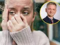 Zmartwiona kobieta z dłońmi na twarzy, jakby walczyła z amnezją. Obok niej uśmiechnięty mężczyzna w garniturze.