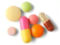 Kolorowe tabletki i kapsułki, w tym jedna dwukolorowa, mogą być lekami psychotropowymi.