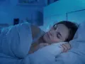 Kobieta w głębokim, spokojnym śnie. Jej twarz jest zrelaksowana, a ciało otulone kołdrą. To idealny senaxa.