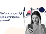 Zmartwiona młoda kobieta z telefonem w dłoni, czuje lęk przed pominięciem wydarzeń, czyli FOMO.