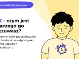 Chłopiec z zmartwioną miną i budzikiem na koszulce. Tekst informuje o lęku, jego objawach somatycznych i trudnościach w odpoczynku.