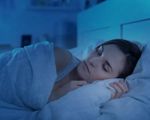 Kobieta w głębokim, spokojnym śnie. Jej twarz jest zrelaksowana, a ciało otulone kołdrą. To idealny senaxa.