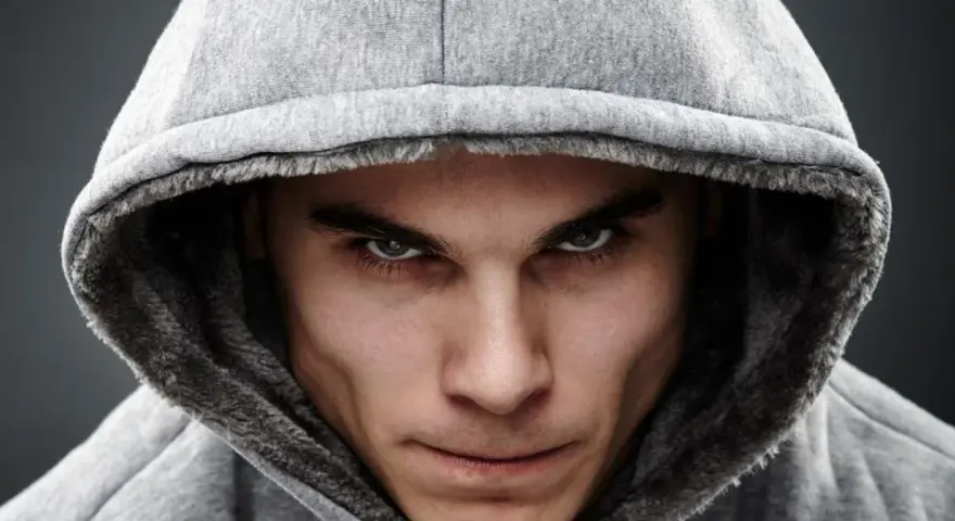 Ostre spojrzenie, mroczna aura. W jego oczach czai się psychopatia, ukryta pod kapturem.