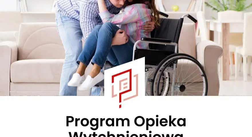 Para obejmuje się czule przy wózku inwalidzkim. Program opieka wytchnieniowa daje wsparcie.