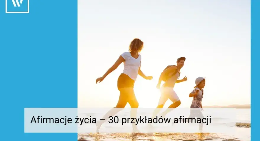 Rodzina biegnie po plaży, ciesząc się słońcem. To inspiracja do pozytywnych myśli i afirmacji, które dodają sił.