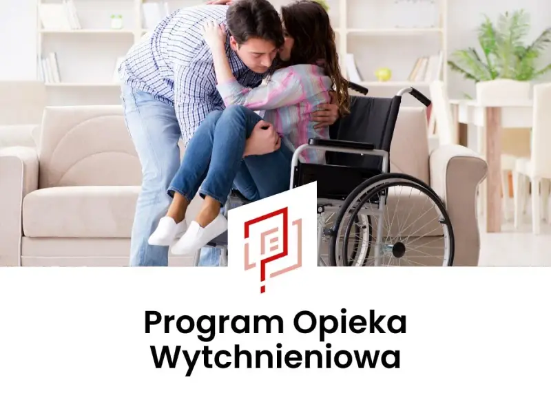 Para obejmuje się czule przy wózku inwalidzkim. Program opieka wytchnieniowa daje wsparcie.