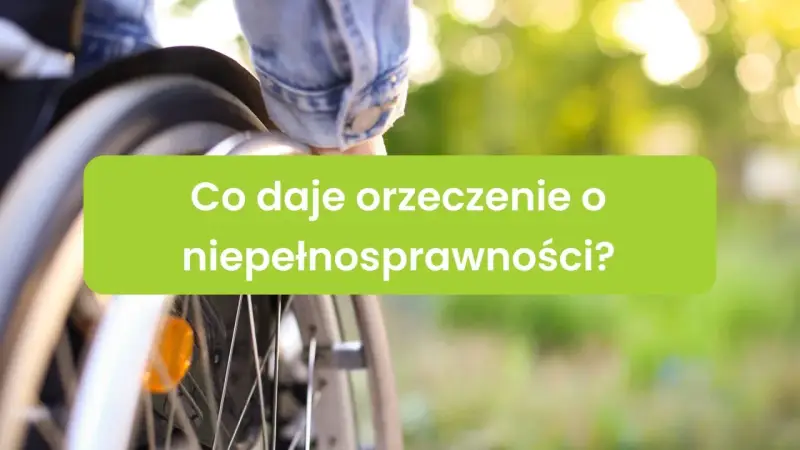 Osoba na wózku inwalidzkim, z zielonym banerem "Co daje orzeczenie o niepełnosprawności?". Dostępność i wsparcie dla grupy inwalidzkiej.